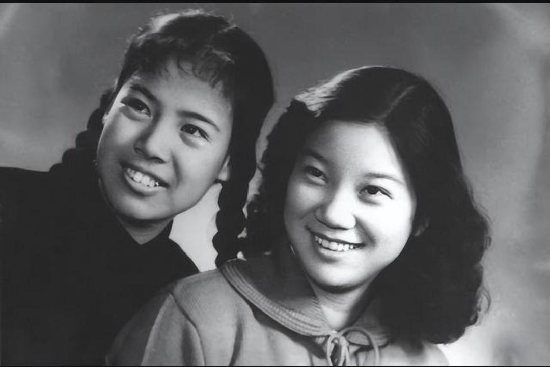 邵华最早学习摄影，还是毛岸英教给她的，毛主席是她最早的拍摄对象。邵华是一位