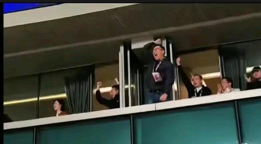 申花老总看到进球后的表情来了！非常真实，毕竟自己俱乐部进球了！庆祝动作也非常合理