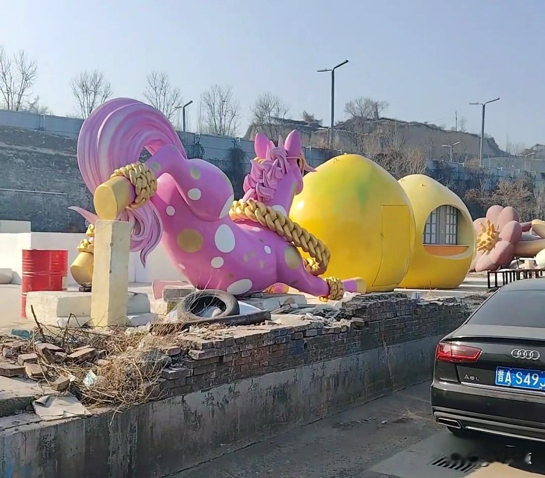 太原热心网友找到马儿了，马儿睡觉觉喽！2026年元旦，太原北美新天地商场门口的粉