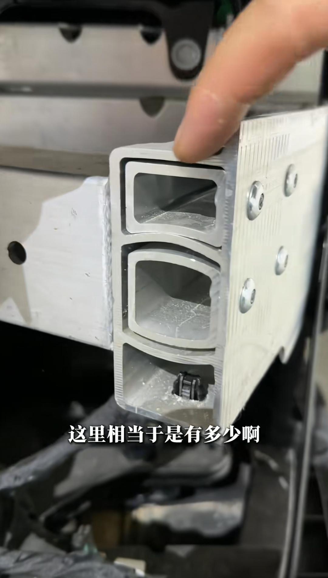 智界R7用这么粗的铝合金，别人也看不见！智界R7真的是一款非常好的车型，个人认