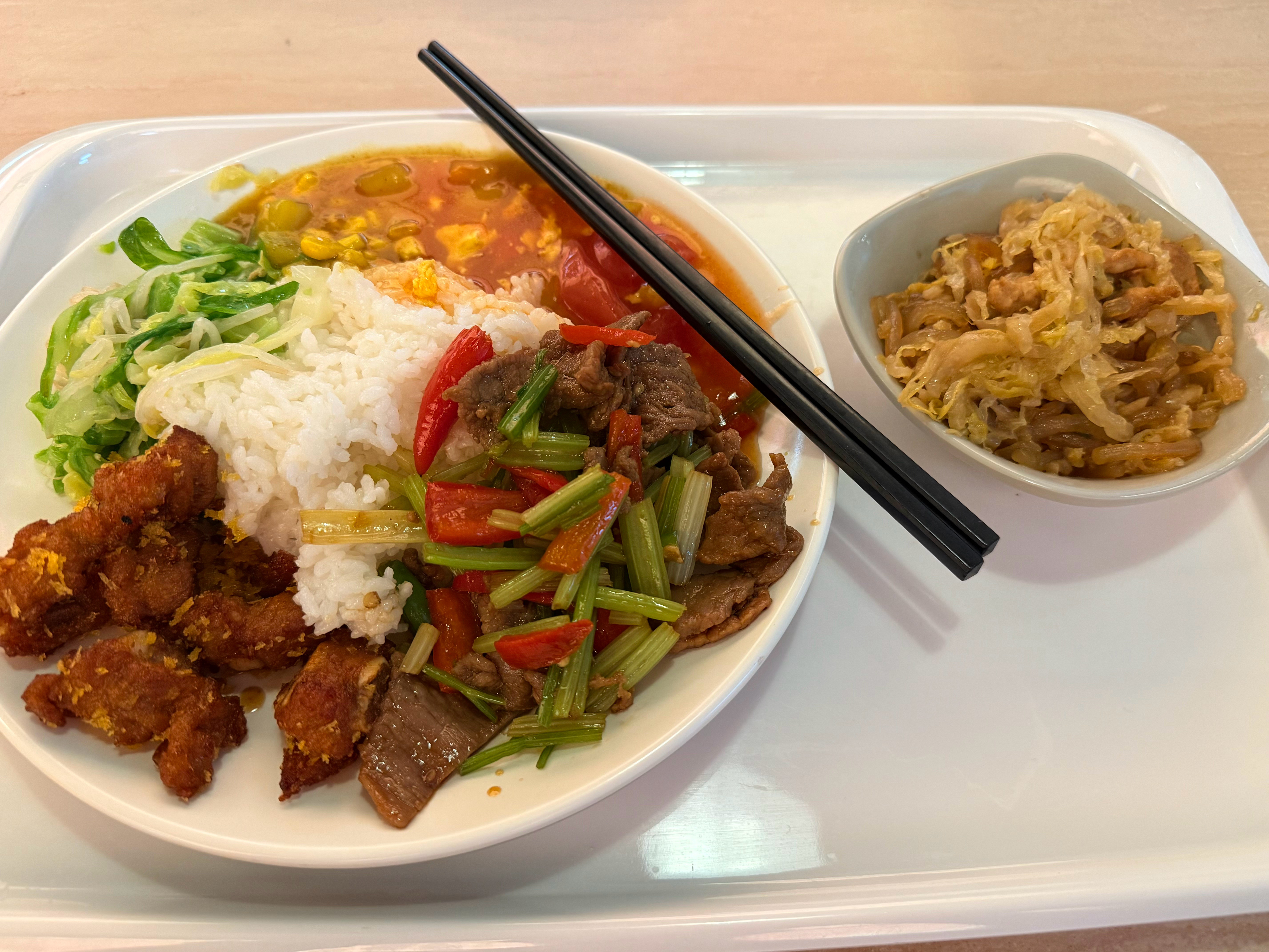 饭点来腾讯解说的好处就是，可以顺便吃个食堂这回不能有人说我吃得多了吧。