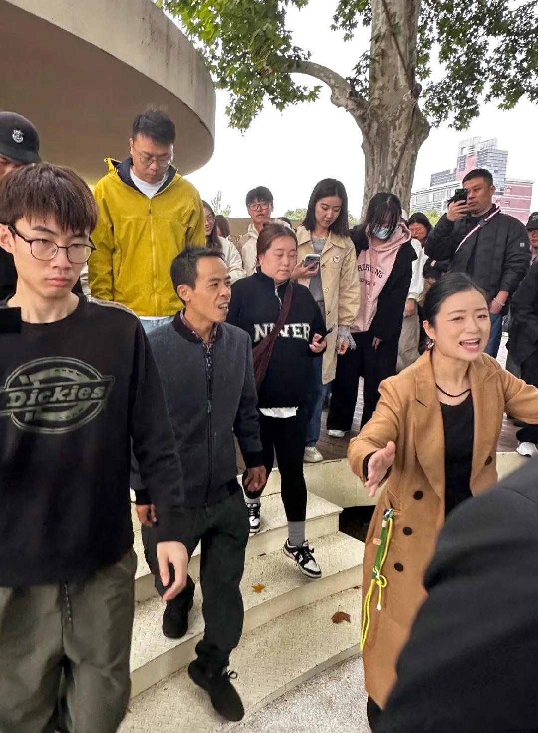 现在鸡排哥排面真大啊!知道的是卖鸡排的,不知道的还以为这是哪个大领导视察工作呢!