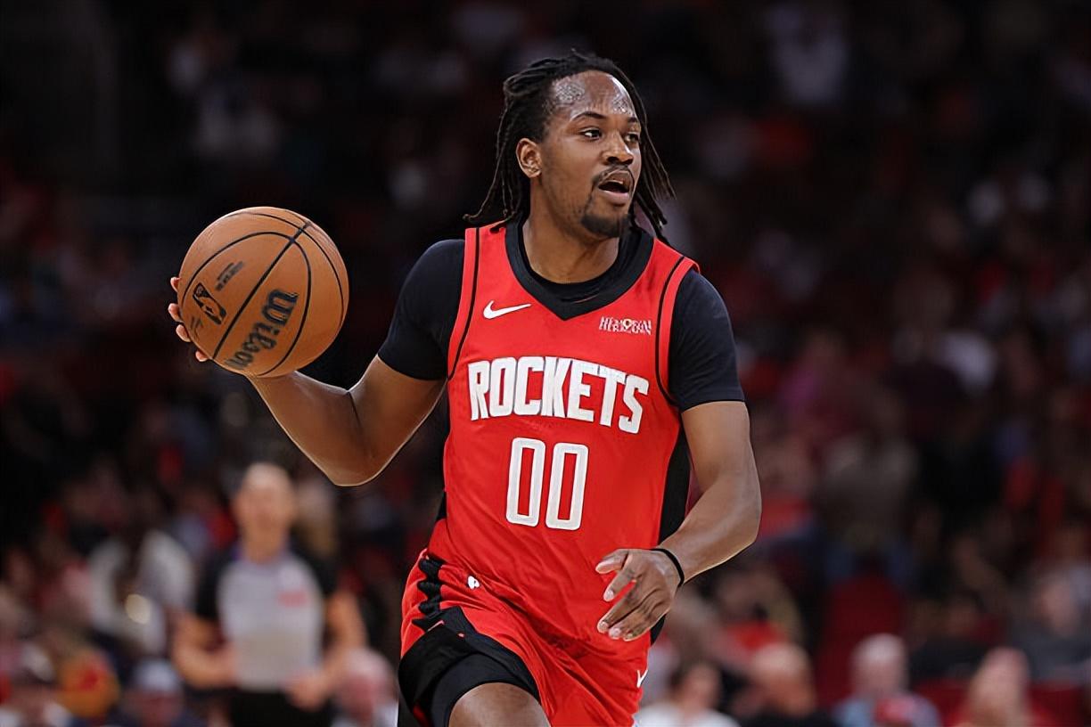 常规赛收官战，双向合同球员特里斯滕-牛顿完成了自己在火箭的首秀。牛顿出场12分钟