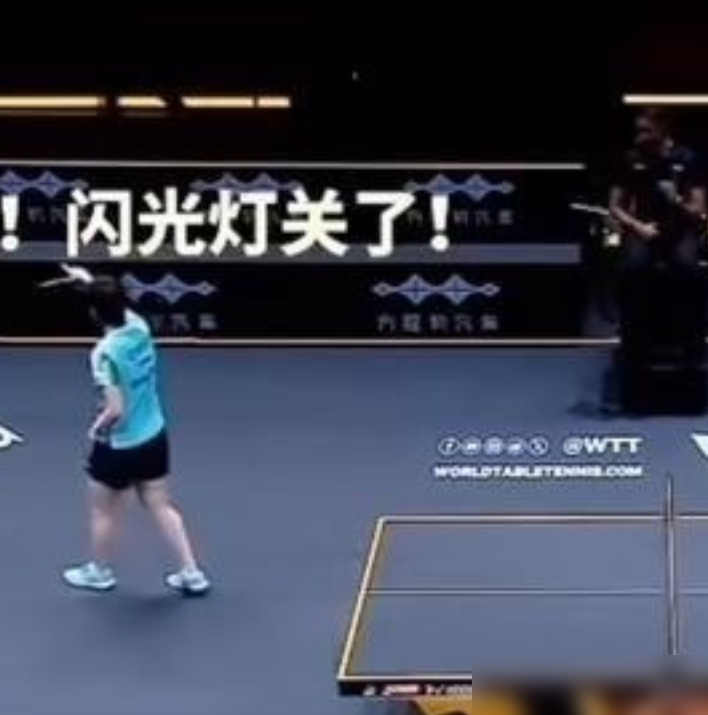决胜局9-10，林昀儒球都抛起来了，松岛辉空突然举手大喊flash，比赛硬生生叫停。裁判当场掏出黄牌