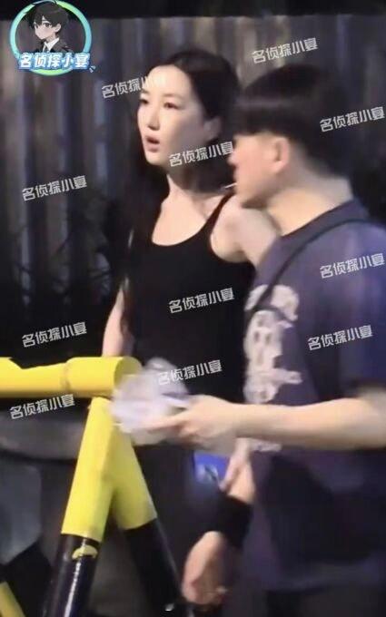 19岁李嫣抽电子烟李嫣原来都这么大了吗，看起来好高，都成年了不是原则问题有什么样