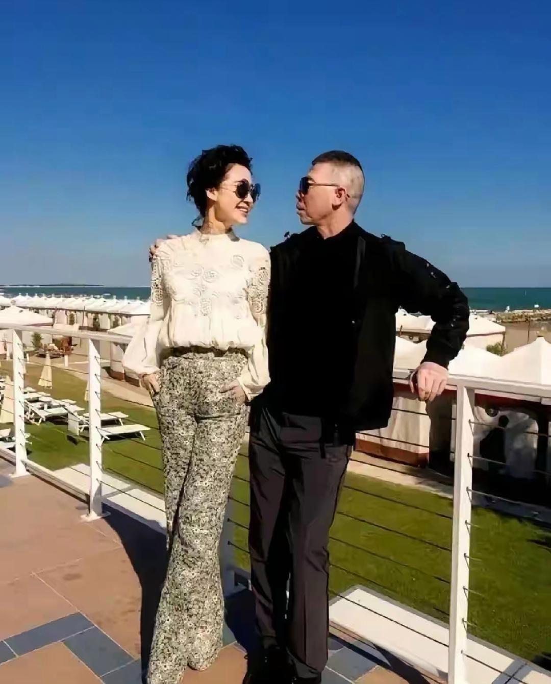 许晴与冯小刚的关系一直备受外界揣测，两人年龄相仿，不仅在影视圈多次携手合作，私交