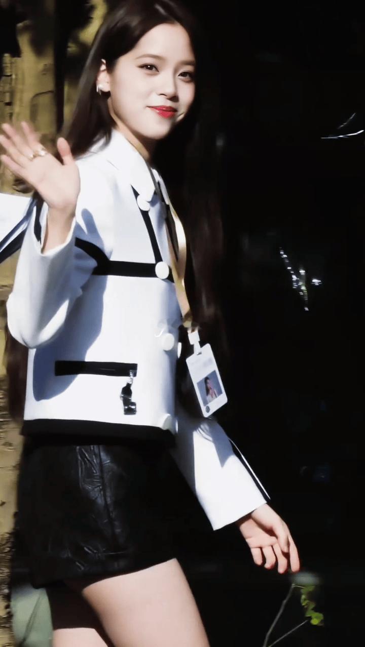 欧阳娜娜把额头露出来大大方方的露出额头不失美感！果然大家喜欢的欧阳娜娜是自信女