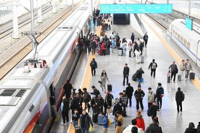 新华社：从中国国家铁路集团有限公司获悉，2月18日，全国铁路预计发送旅客1080