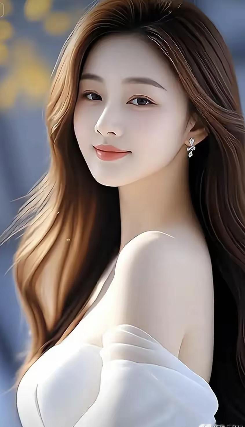 长发美女穿白裙，微笑动人。