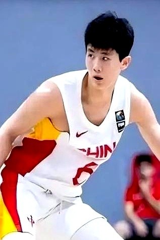 07年出生的小孩，在国家队第二场比赛直接6投全中。这小子叫李悦洲，身高1米88，体重78公斤。首秀上