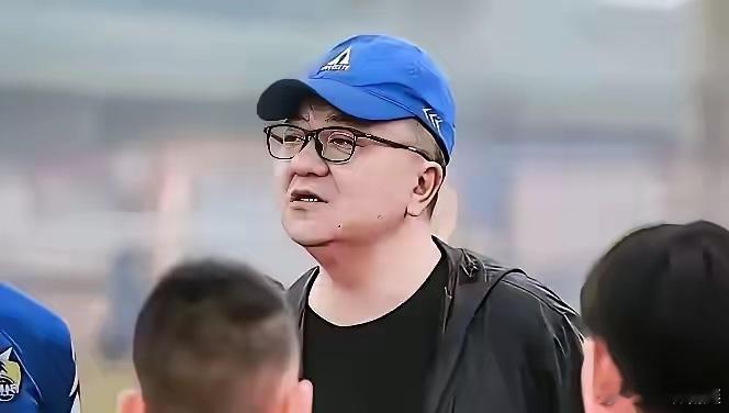 白嫖了人家几年的吃住路费，回头还能把恩人骂成骗子。董路和干儿子孙臣曦一家彻底闹