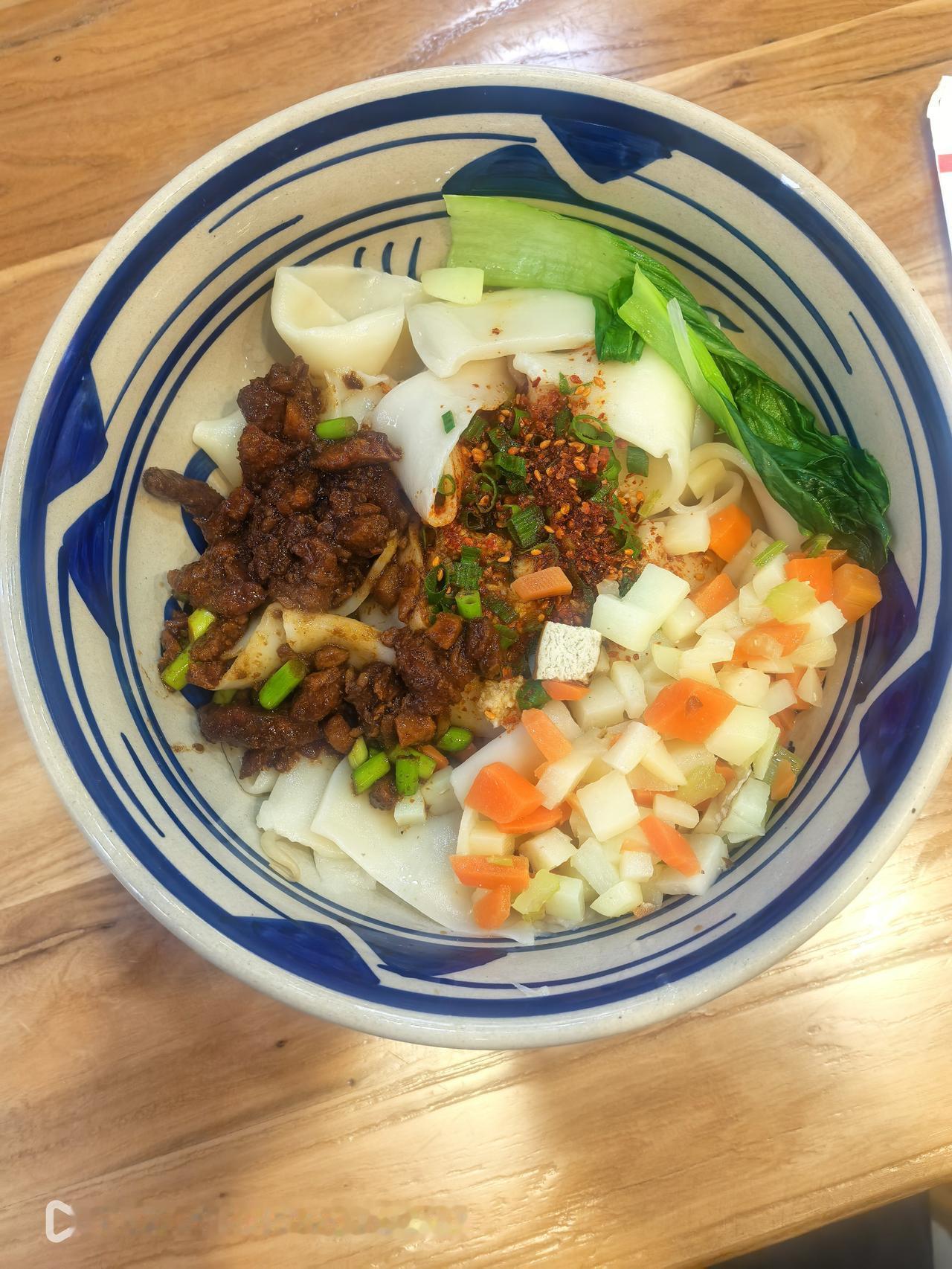 小区对面的炒货店改成了一家陕西风味的面馆，名曰“在陕味”。经营山西面系列、羊肉泡