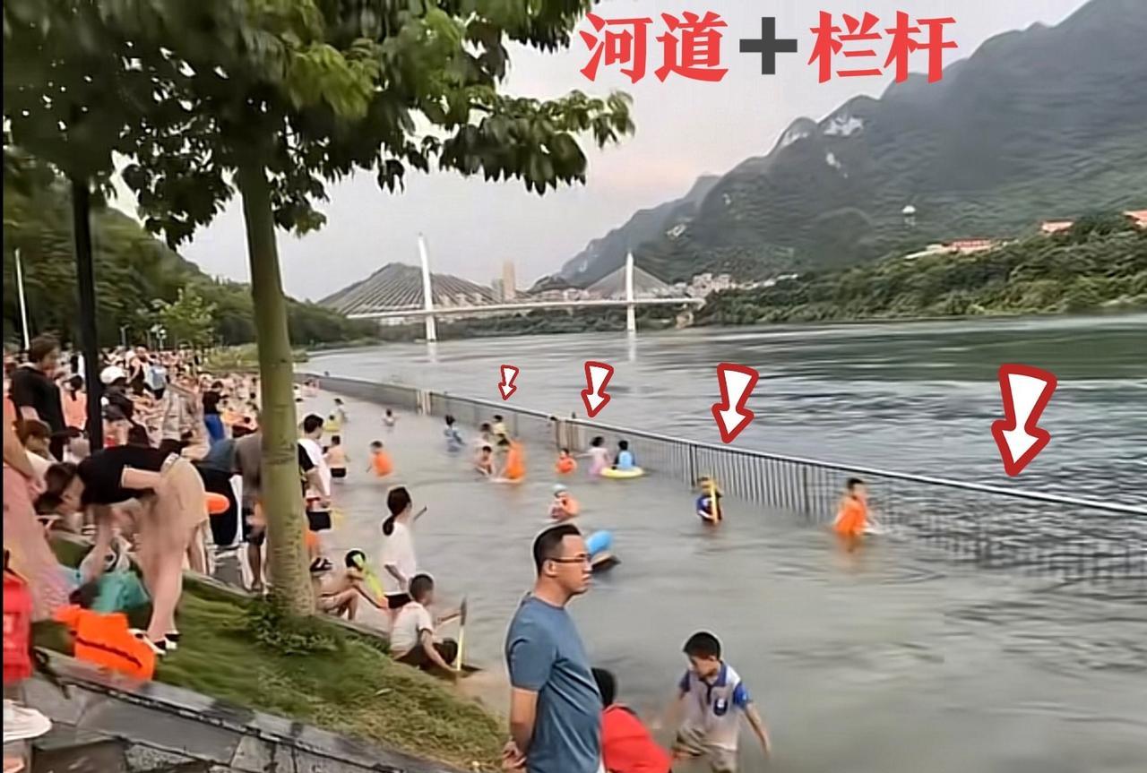 不得不服，居然给河道加上栏杆😡😡这个游泳池太有创意了，关键是孩子