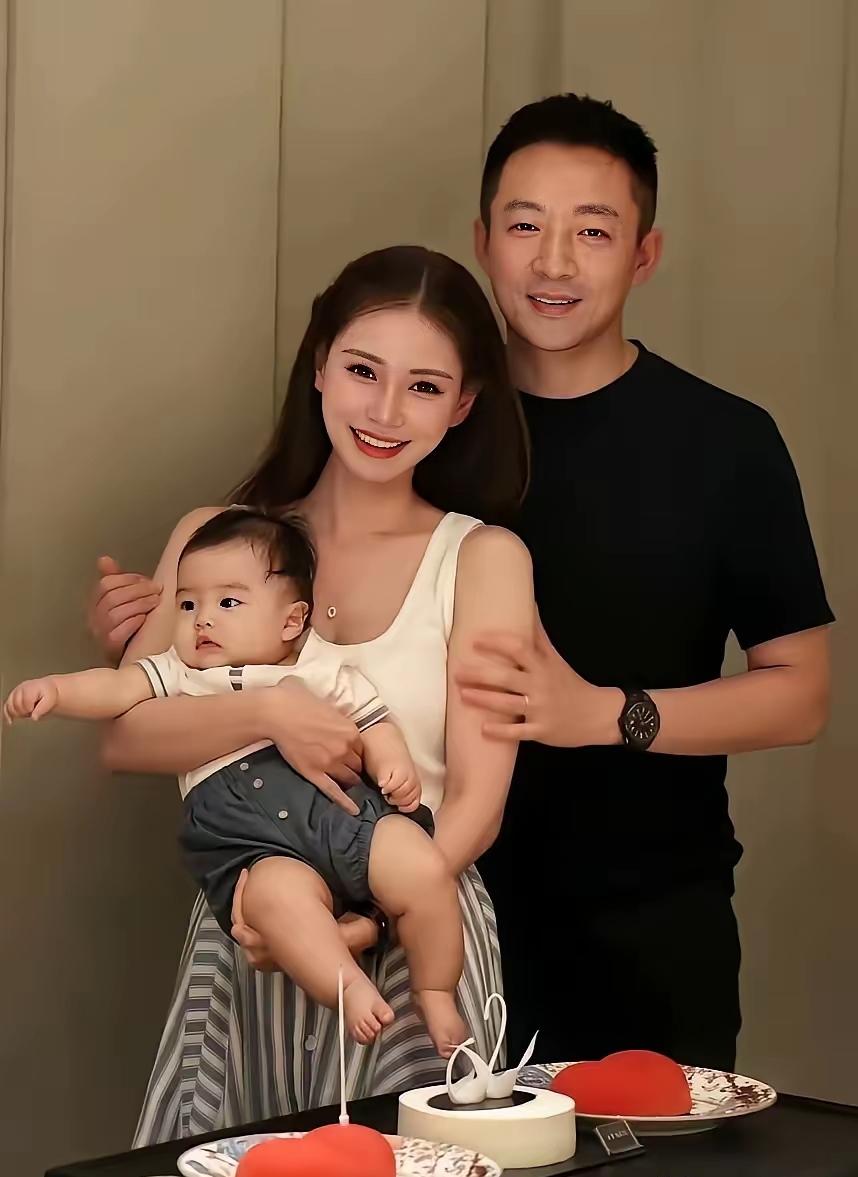 马筱梅真的越来越有范了，这张全家福真是美出了新高度，比明星都好看，笑颜如花
