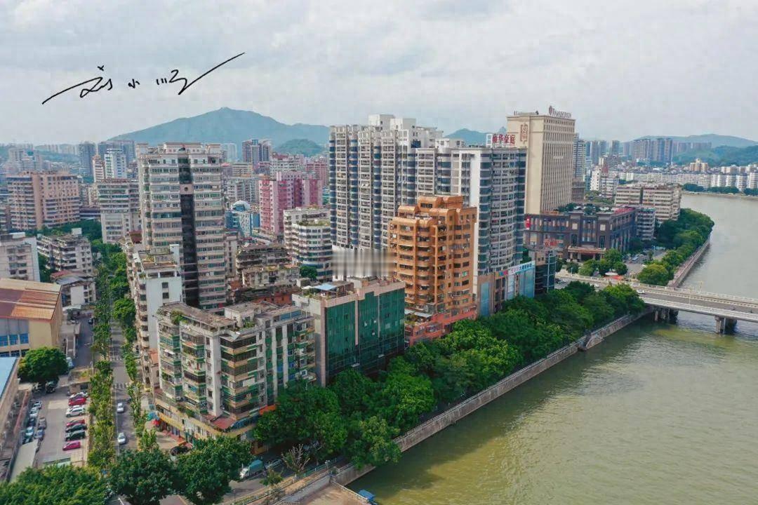 位于广东省北部的“韶关”，面积是深圳的9倍，坐拥丰富文旅资源，随着区域协调发展推