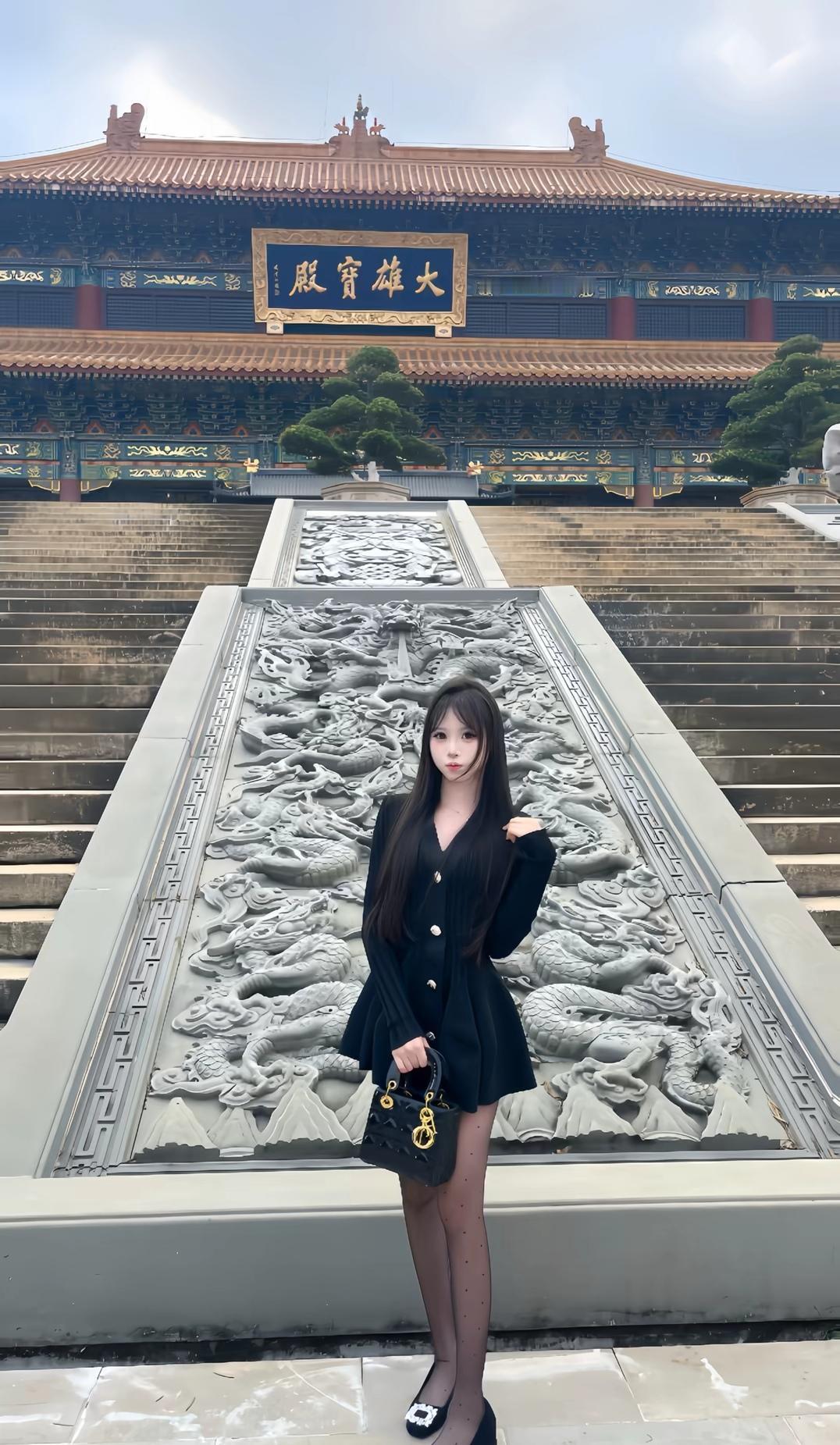 穿黑色连衣裙，背小包，站在龙雕前，感受历史与现代的碰撞。