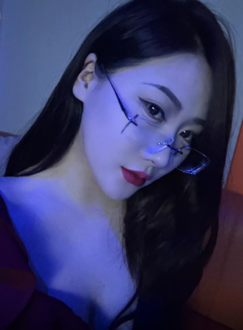 女朋友突然给我发自拍，是什么意思？