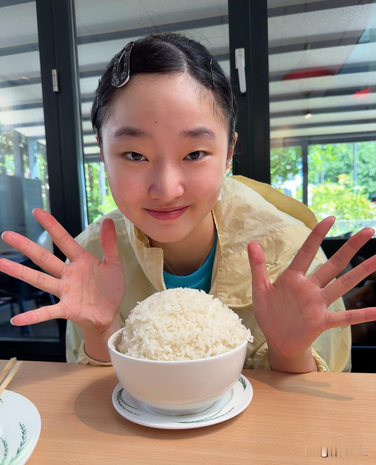 张本美和用一碗白米饭祝贺自己18岁生日，引发争议！有人说:张本美和最爱吃米