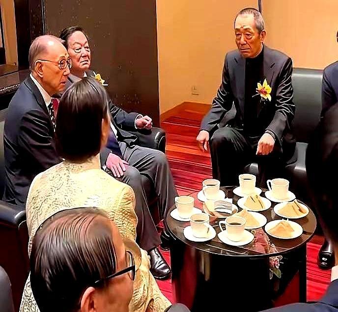 张艺谋第一个站起来迎接，杨澜却连看都没看他一眼。她一进门，径直走向饭桌C位