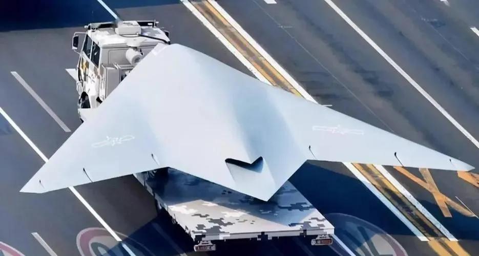 空军76周年庆传来炸裂消息！攻击-11隐身无人机官宣服役，直接拿下世界第一——这