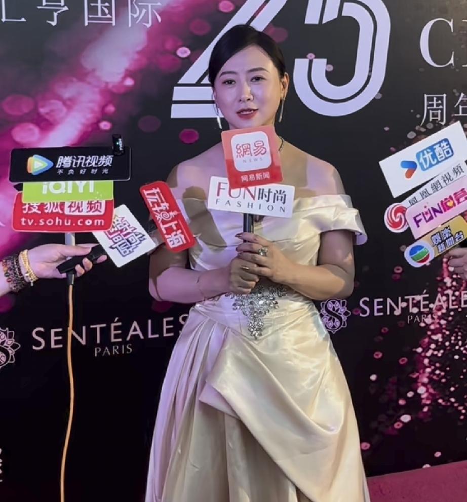 6月23日，翁虹参加线下活动，看来年龄大了不能太胖了，否则就会很显老，因为她看着