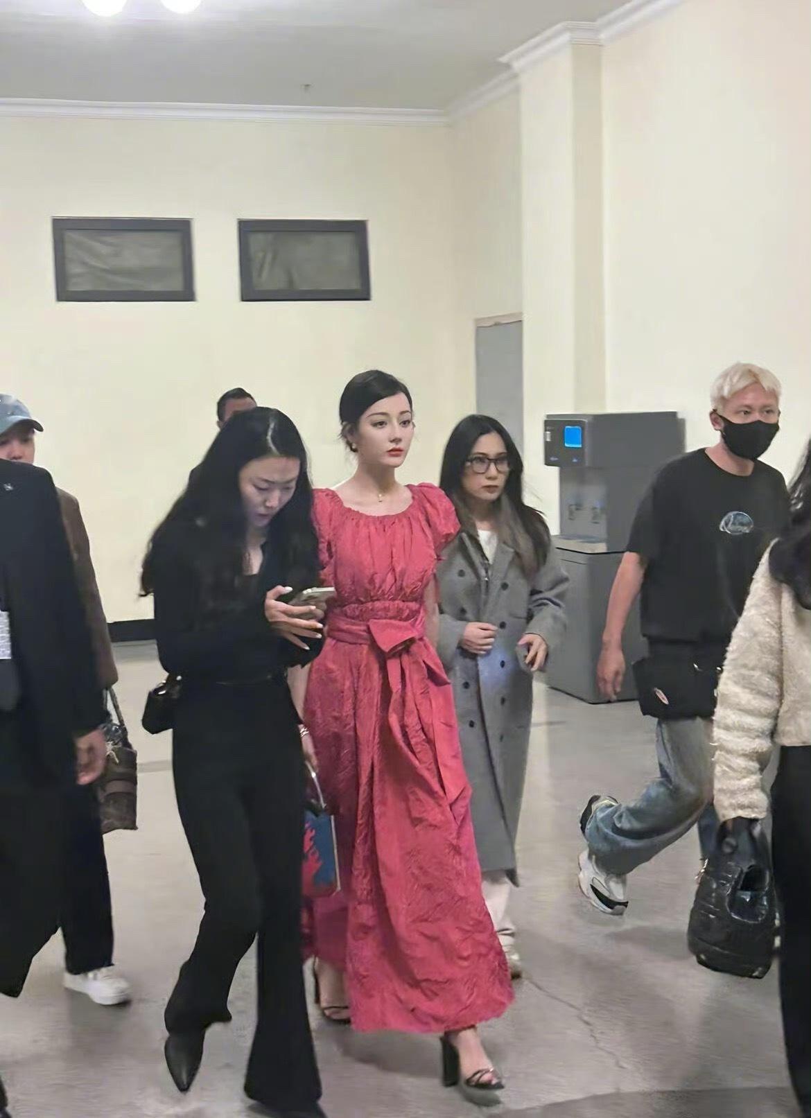 果然女明星都是小头中的小头，迪丽热巴这张生图完全是芭比娃娃照进现实！！​​​