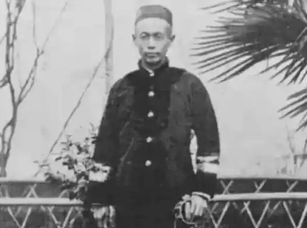 1951年，93岁高龄的前清朝海军总司令萨镇冰，在得知志愿军成功击退美军，并进攻