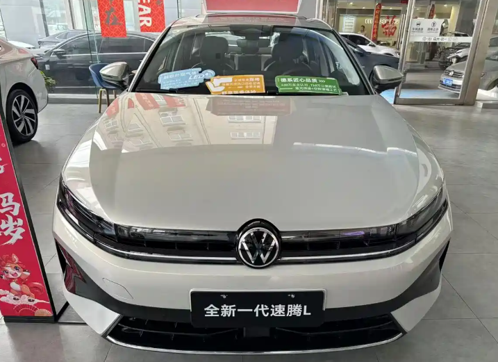 到店实拍大众速腾L优惠3.3万标配1.5T动力值得入手吗单从外观就能看出来速腾