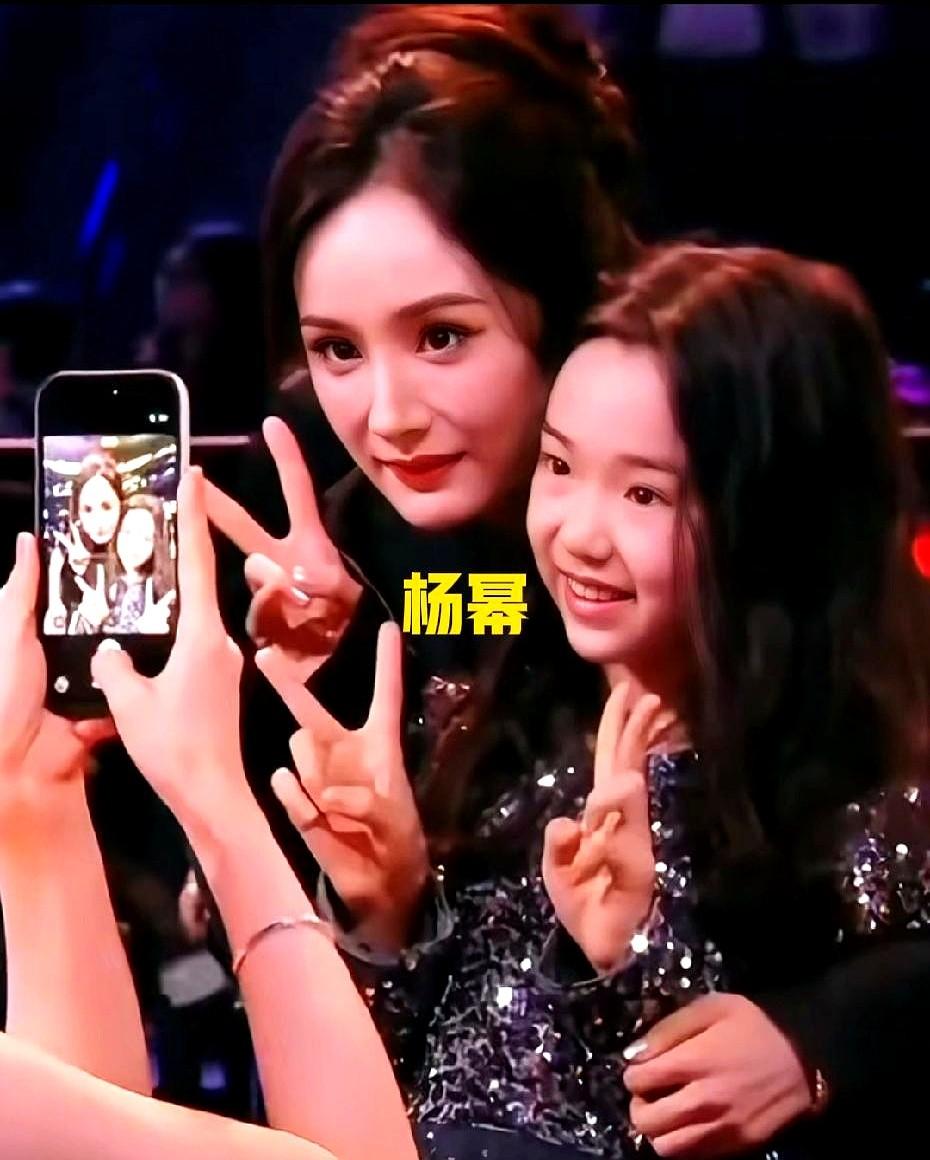 星二代社交天花板，还得是小酒窝。董璇女儿小酒窝最近在爱奇艺尖叫夜，那叫一个游