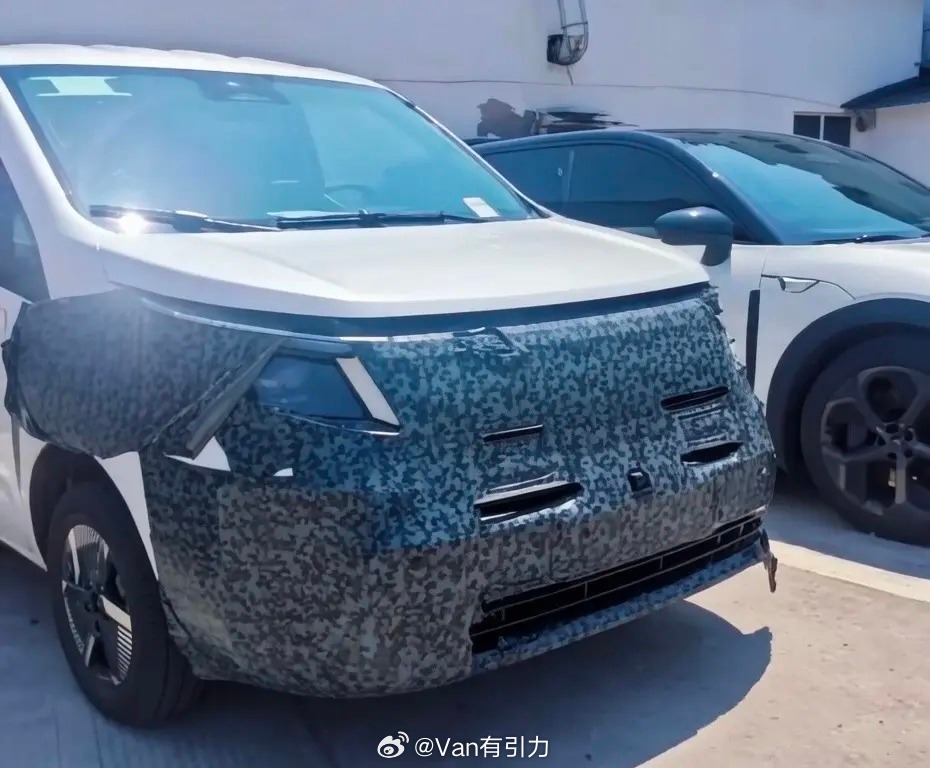 某友发来新一波郑州日产插混NV200谍照，出处不明。  日产全新家族化...