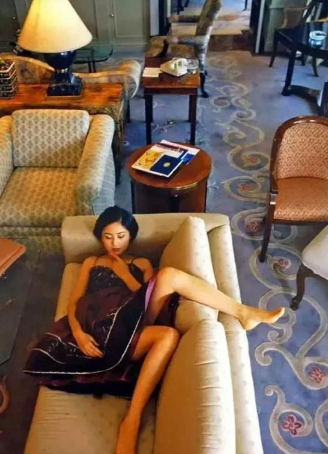 这样的陈红，谁能不着迷啊这是1997年陈红在家里的一张照片当时陈红刚嫁给陈凯