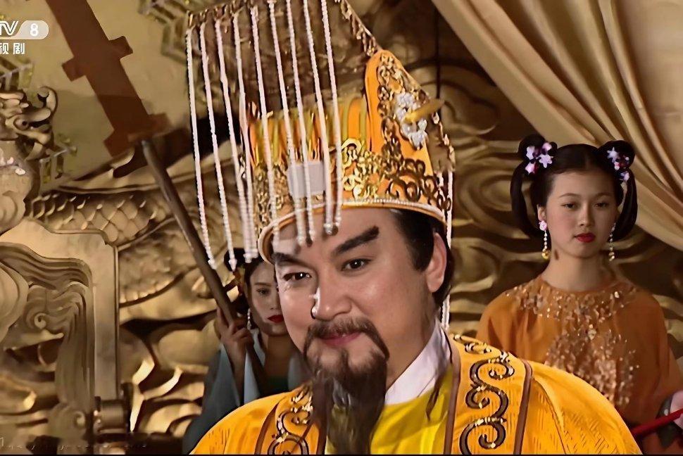重温西游记时发现了一个有趣的小细节，李世民和玉帝戴的帽子竟然一模一样！看来天上人