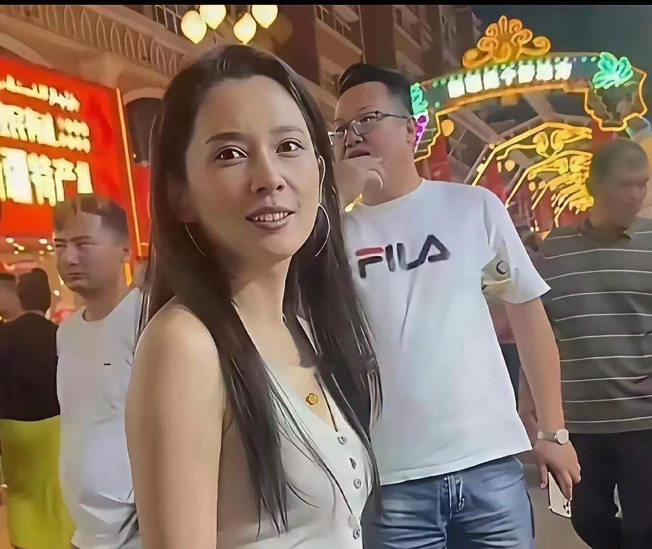 能让汪峰十分欣赏的森林北，大家都好奇她究竟有多惊艳。精修镜头里氛围感十足，