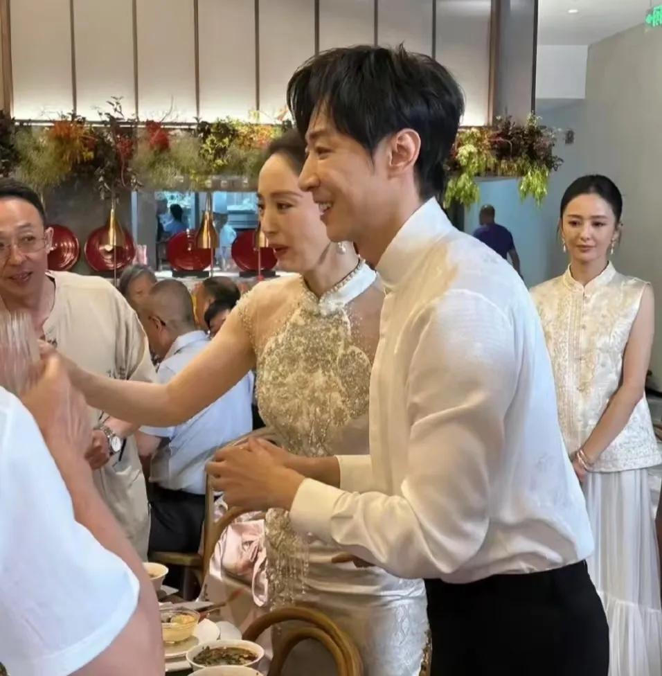 笑岔气了，董璇和张维伊婚礼敬酒照释出，看到伴娘团和伴郎团，以为参加的不是同一个婚