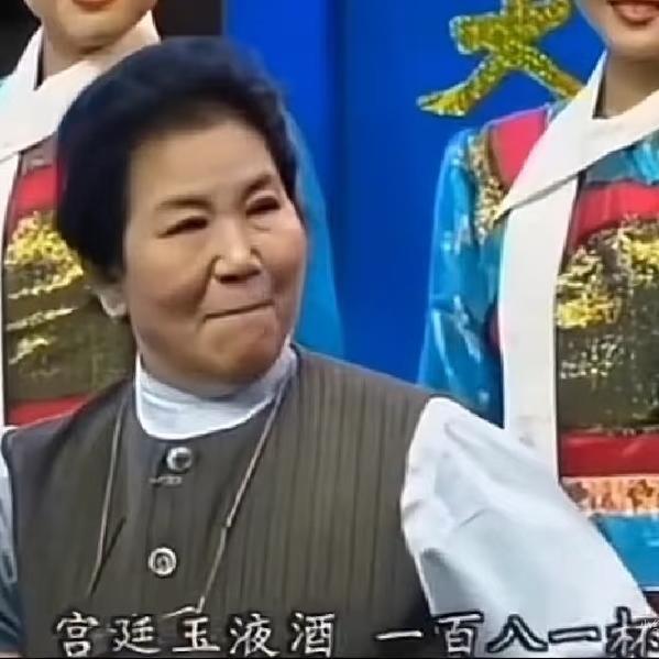 突然明白了，那两个间谍被司机抓住不是因为他们太笨在人多的地方拿着相机到处拍。