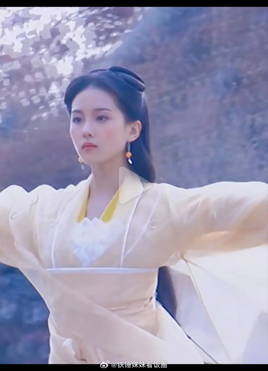 包包应该是想要这个效果吧。。。。包包的垫肩好搞笑