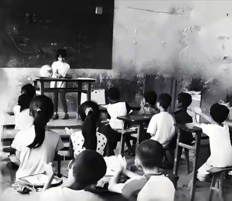 1976年，女知青邵红梅抱着4岁的儿子回到北京。然而，母亲破口大骂：“你竟然弄出