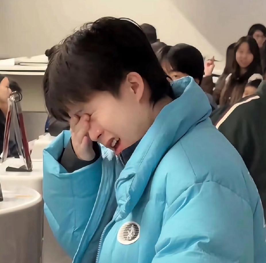 第一眼认错系列！这是大头还是莎莎？谁懂啊！刷到这张图第一眼还以为是莎莎，定