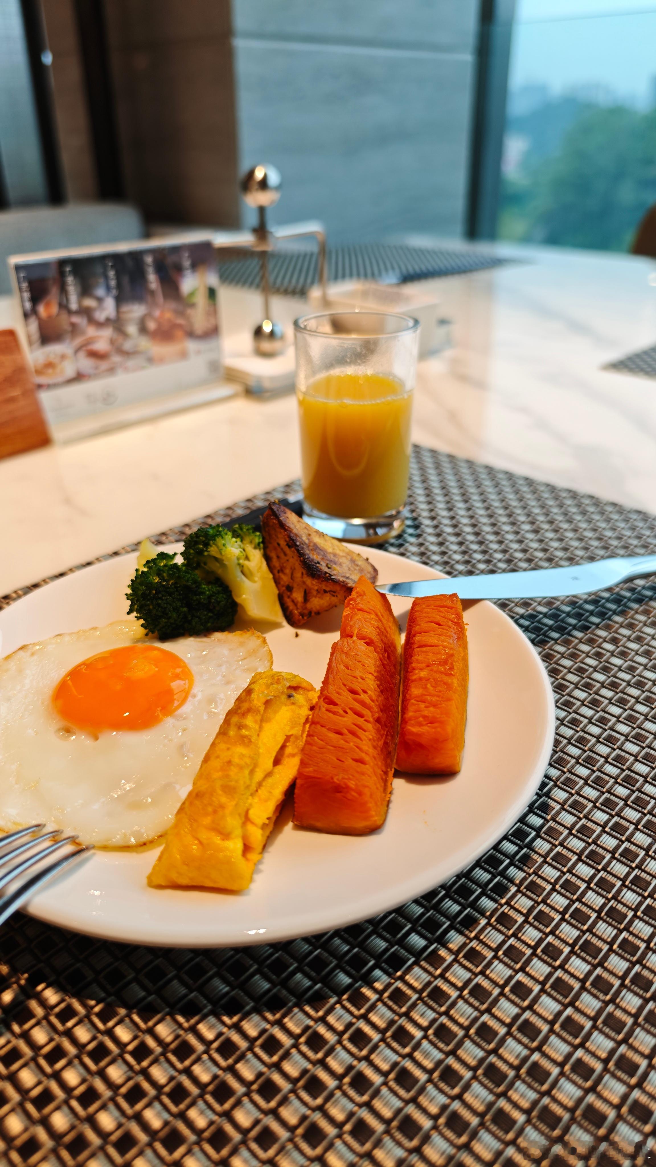 简简单单吃个早餐一会儿开工了今日广州降温从北方来的硬汉也有点懵不应该是短袖凉