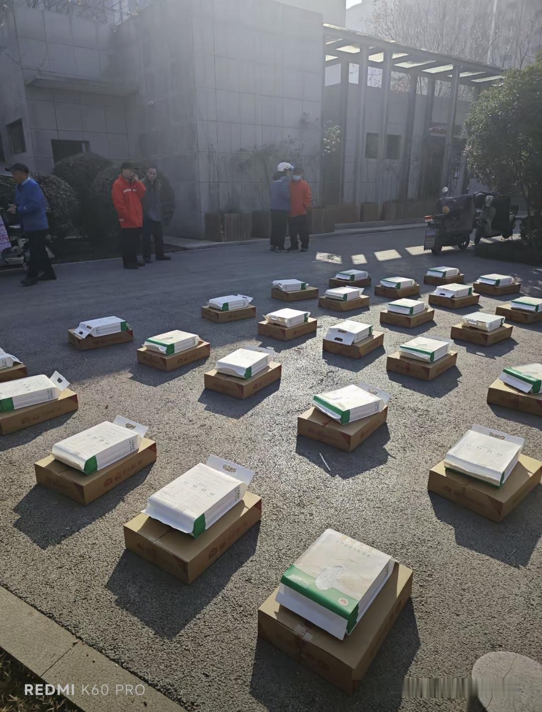 最近朋友圈传，西安环卫工人都领到董宇辉团队的新年礼，连高新区都开始卸货。我刷到好