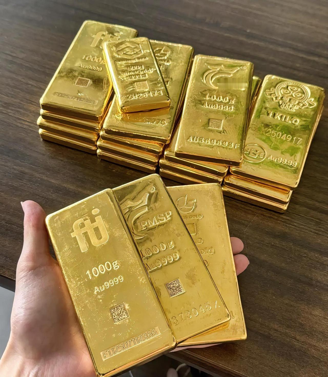 去年买黄金的那批人，估计是有高人指点吧！要不然怎么会知道今年金价涨得这么厉害