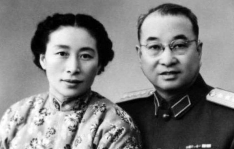 宋庆龄当选国家副主席，廖梦醒前往接陈赓夫妇途中，细心叮嘱傅涯记得涂口红以显得精神