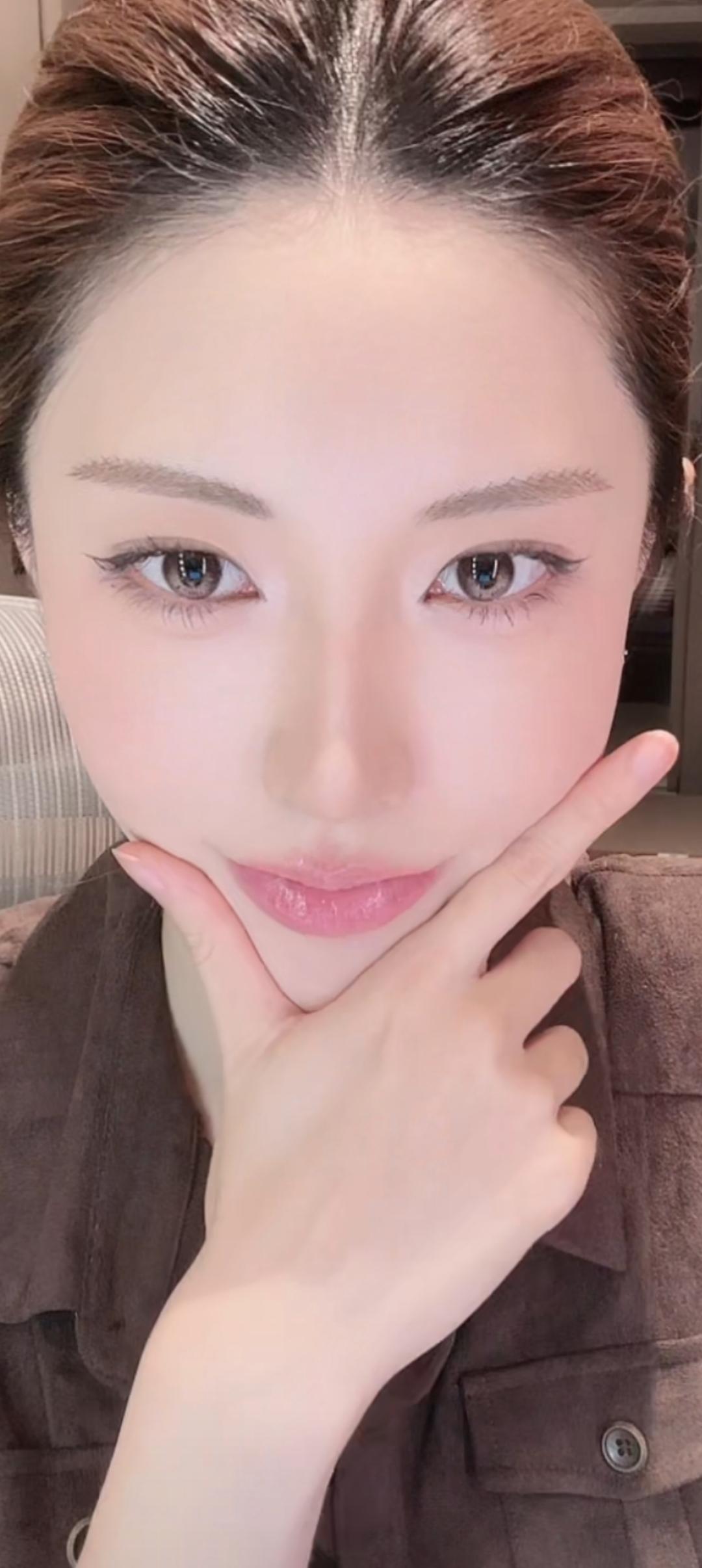 这位美女在思考问题呢。