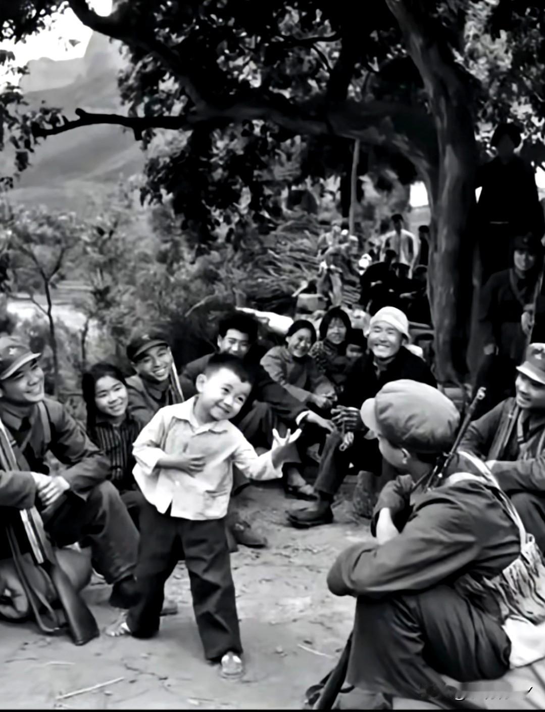 一张珍贵的老照片，拍摄于上世纪七十年代，照片中主人公们每个脸上都笑容灿烂，而这种