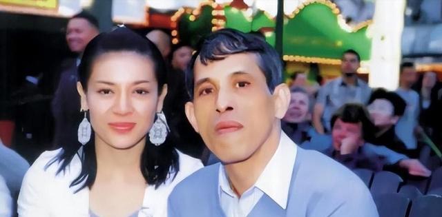 2014年，一段视频在泰国引爆舆论：一名女子衣着暴露，趴在地上为王储的爱犬喂食蛋