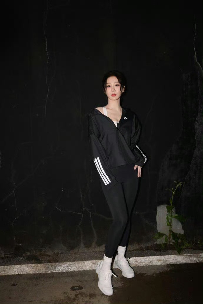 如果不是因为对阿迪的标熟悉，我以为是在推广内衣