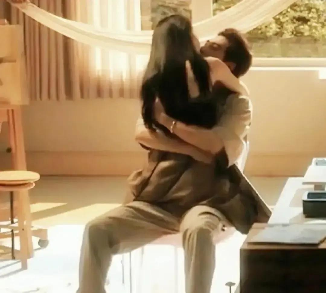 别再怪演员面瘫了。真正的心动瞬间，正在被剪辑师一剪没。许凯的手在开拍后3秒开