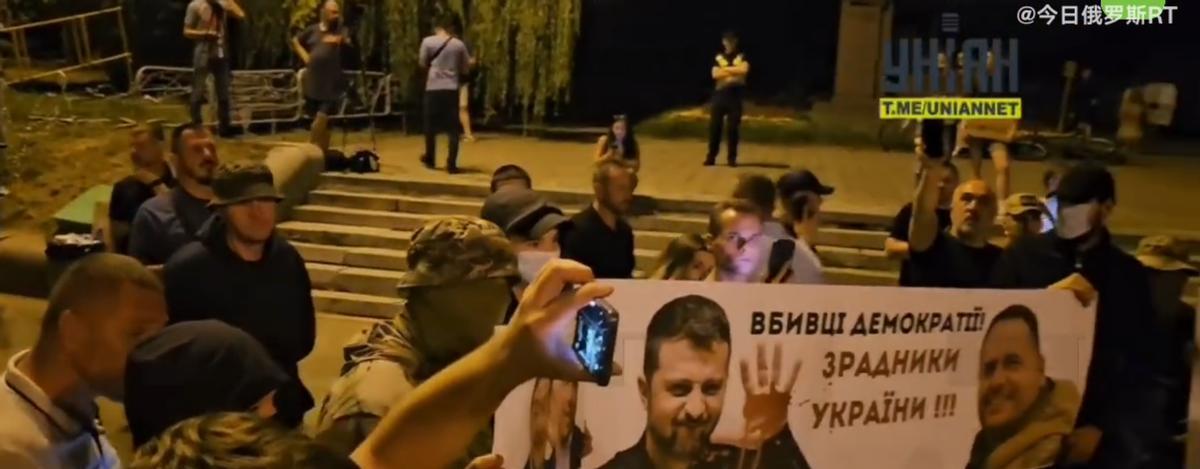 乌克兰民众抗议活动第三天，继续进行中，在基辅的一场集会上，几名身穿军装的人抵达现