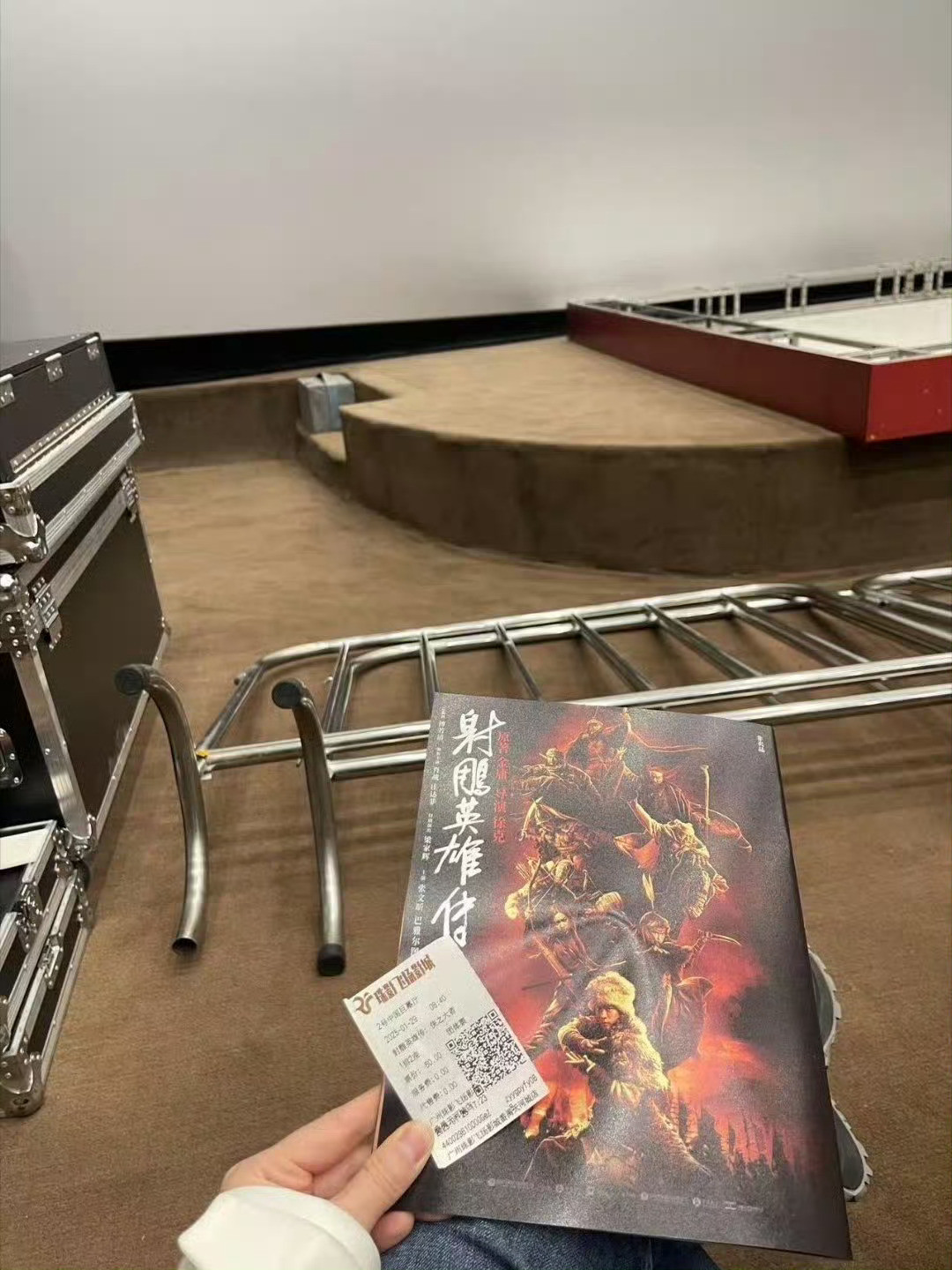 被关在外面的澳龙散粉层层审核都拿不到票或者连消息都不知道，但这个人，已经离职卸任