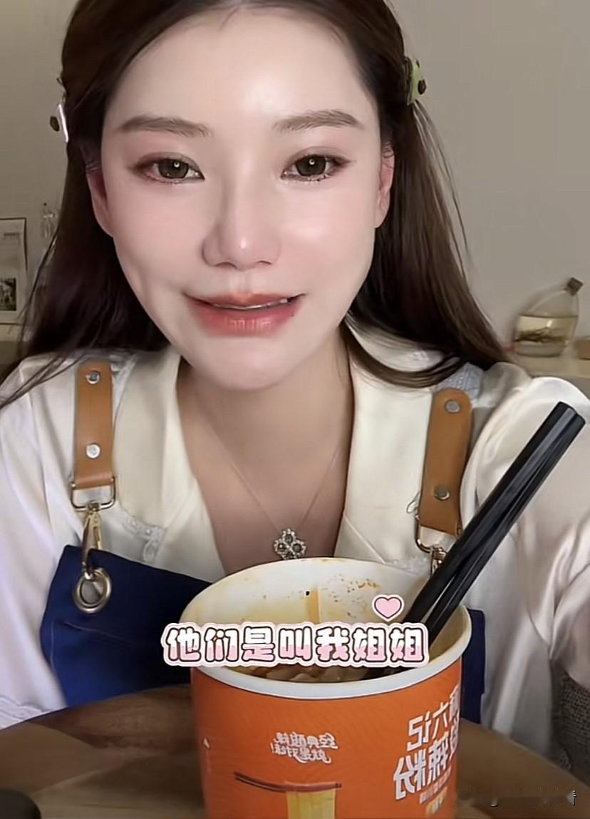 原来玥儿和霖霖开始叫马筱梅叫“姐姐”，后来他们的爸爸就让他们叫阿姨。马筱梅直